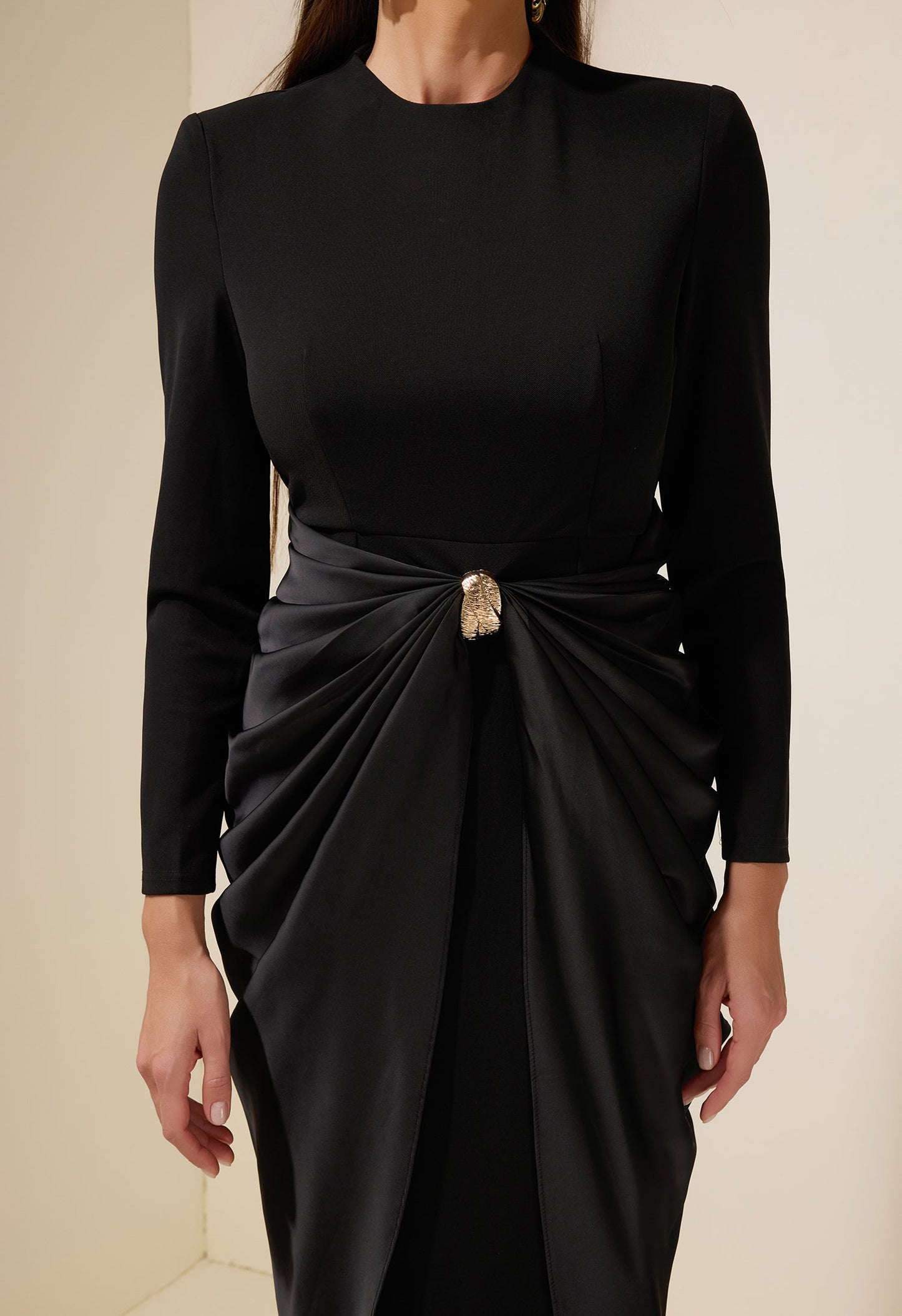 Robe mi-longue décorations métalliques en satin