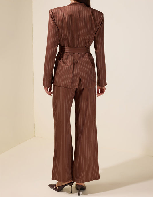 Ensemble blazer rayé et pantalon avec ceinture