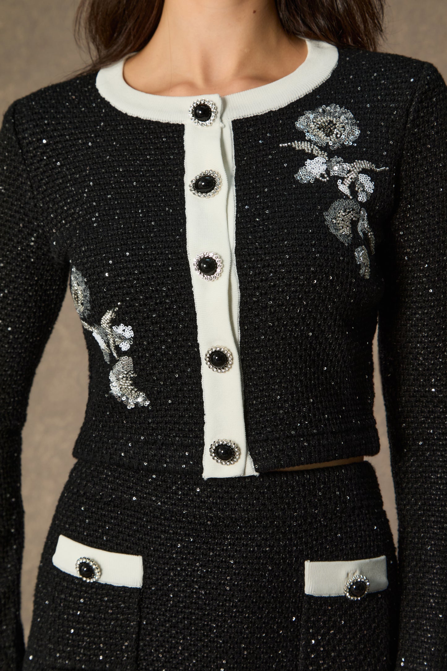 Ensemble de jupe avec broderie florale noire
