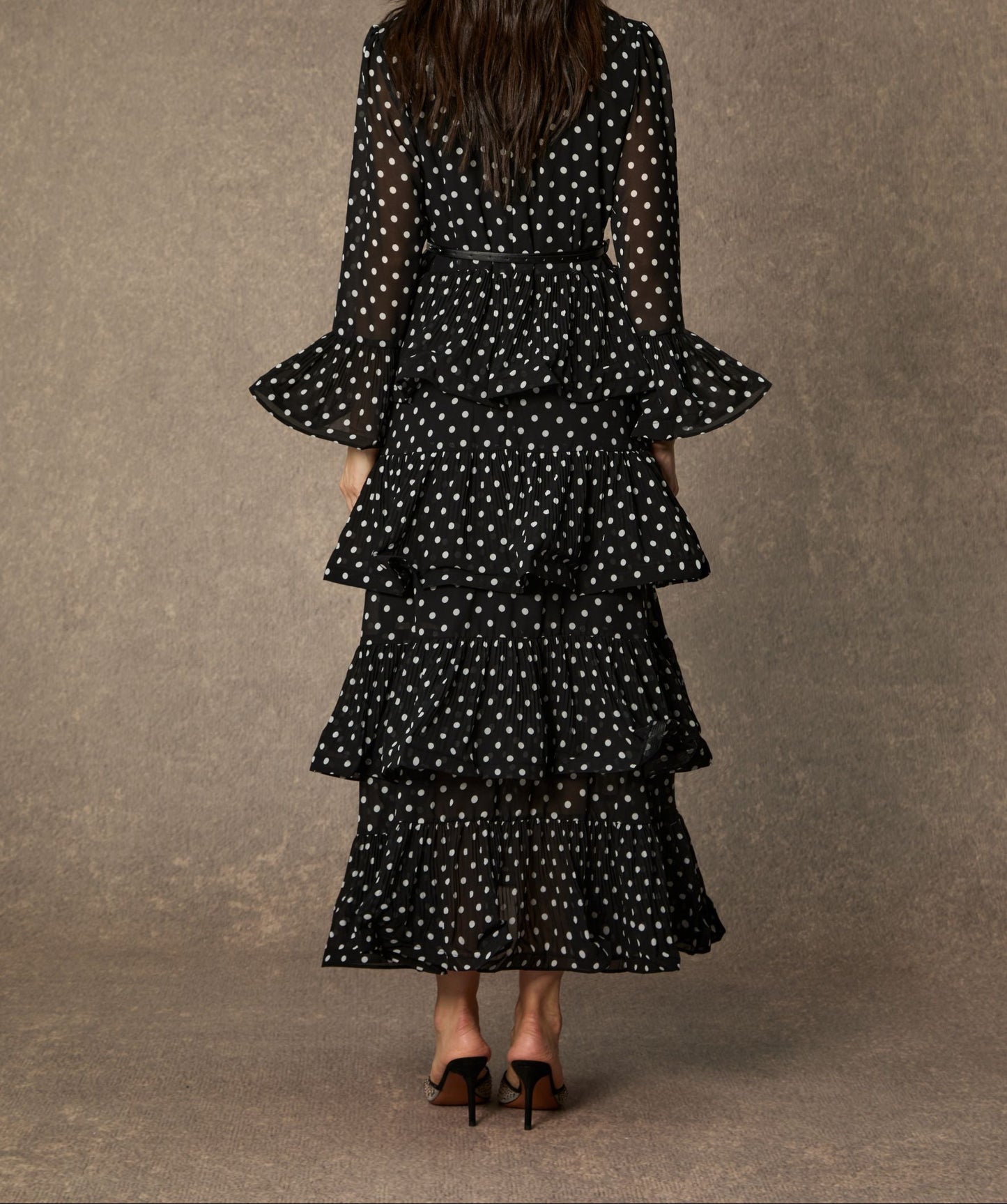 Robe longue à volants à pois noirs