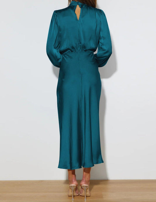 Robe midi satinée à col montant