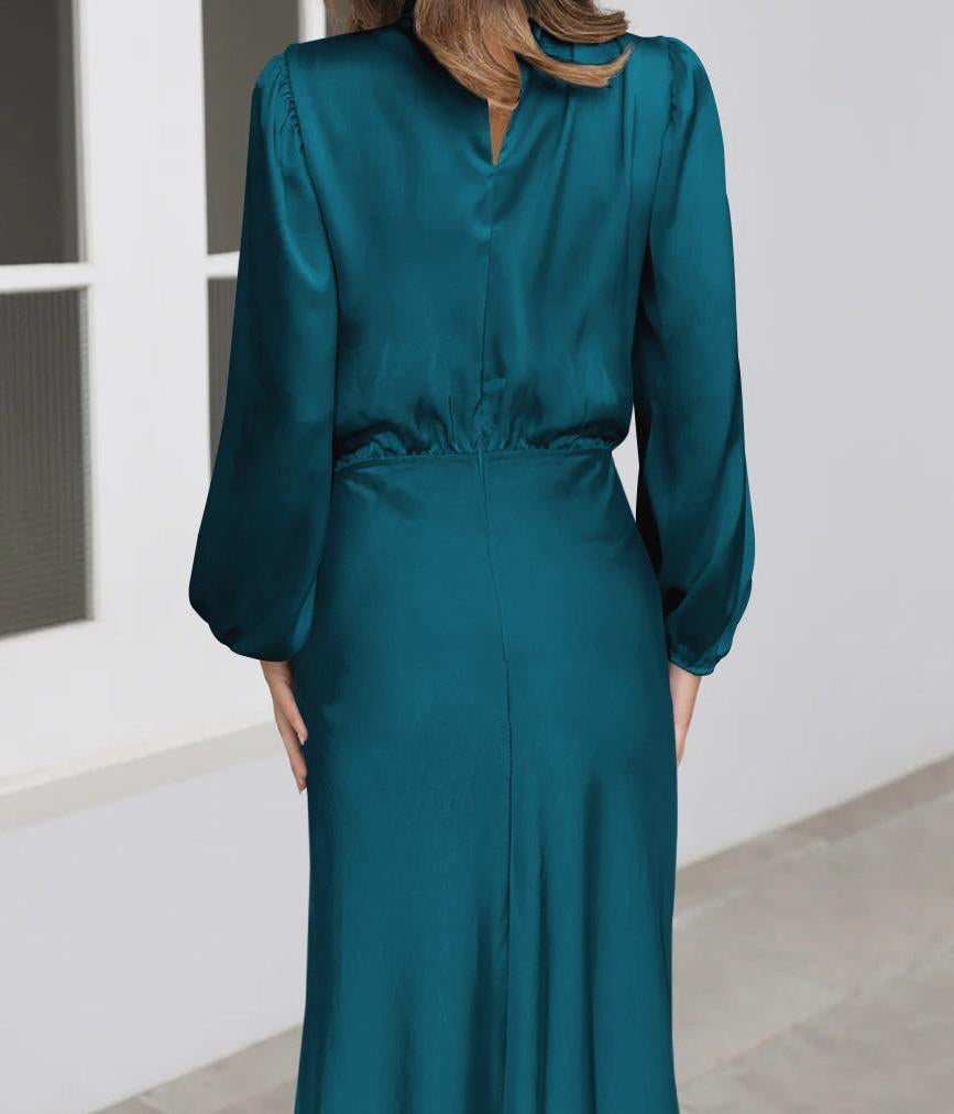 Robe midi satinée à col montant