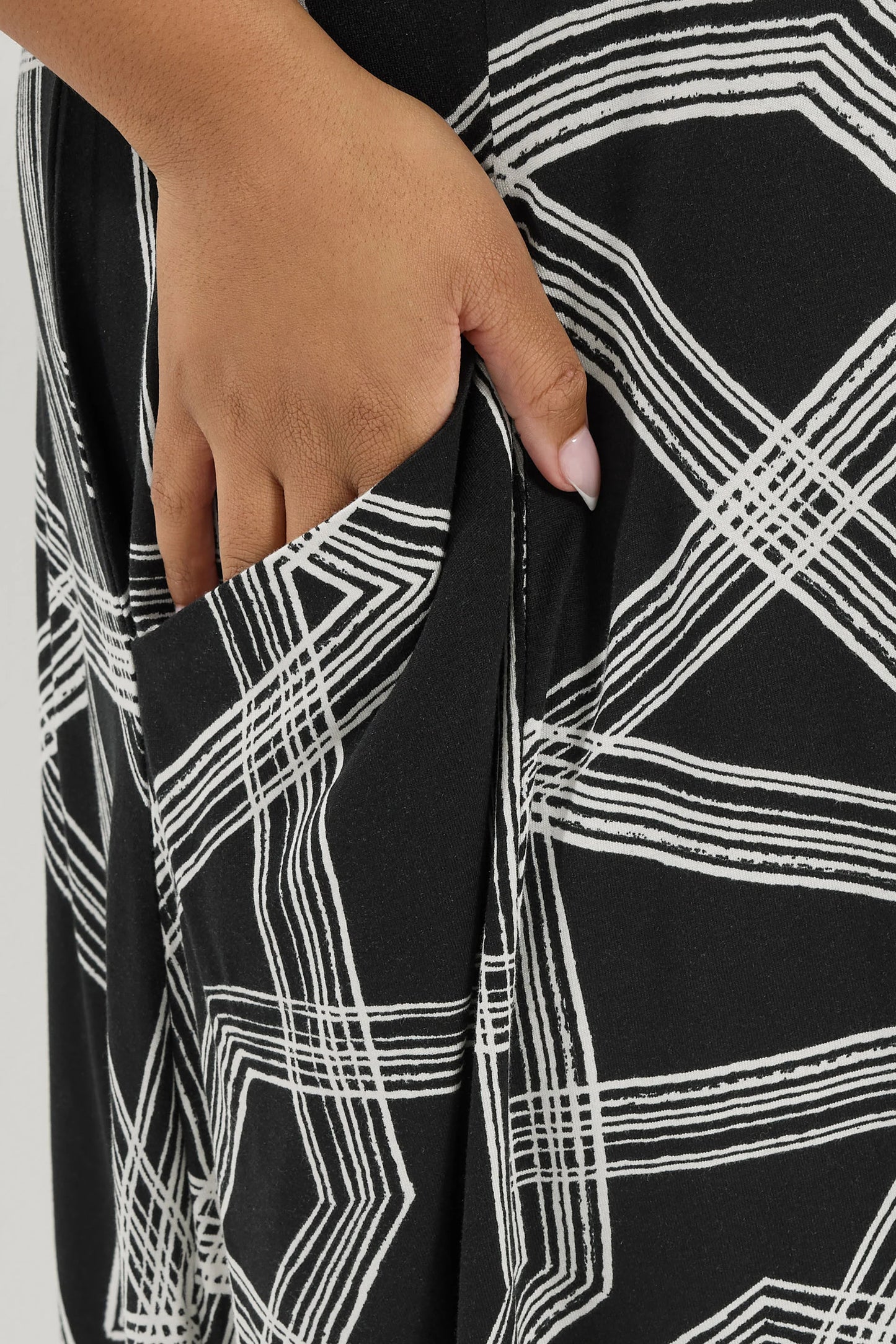 Robe longue noire à poches imprimé abstrait