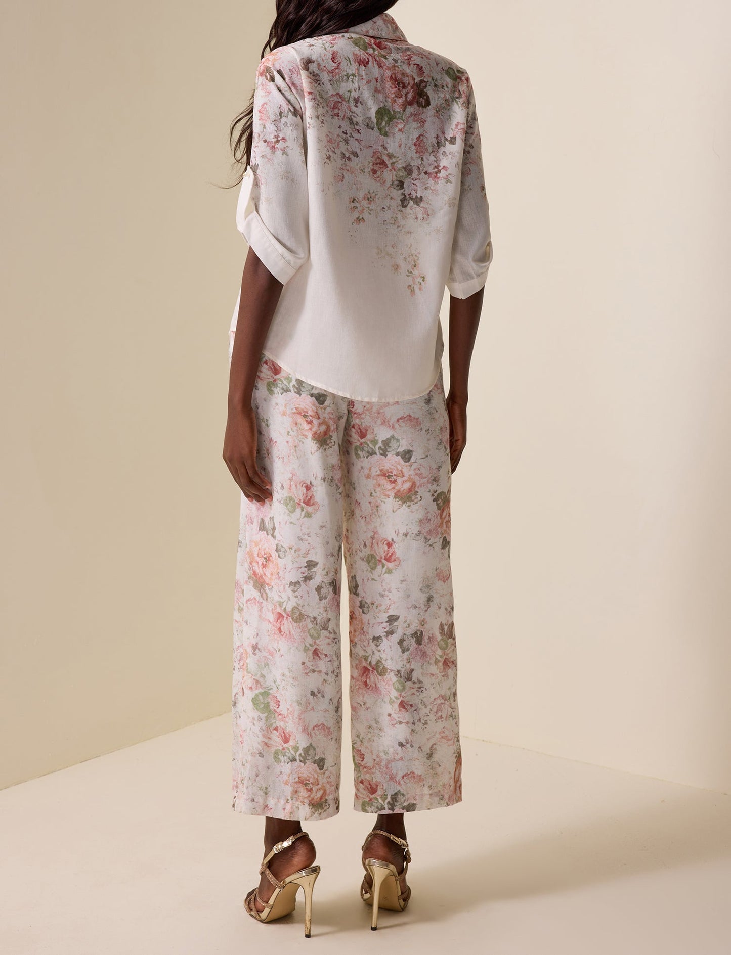 Ensemble haut à col fleuri et pantalon taille haute