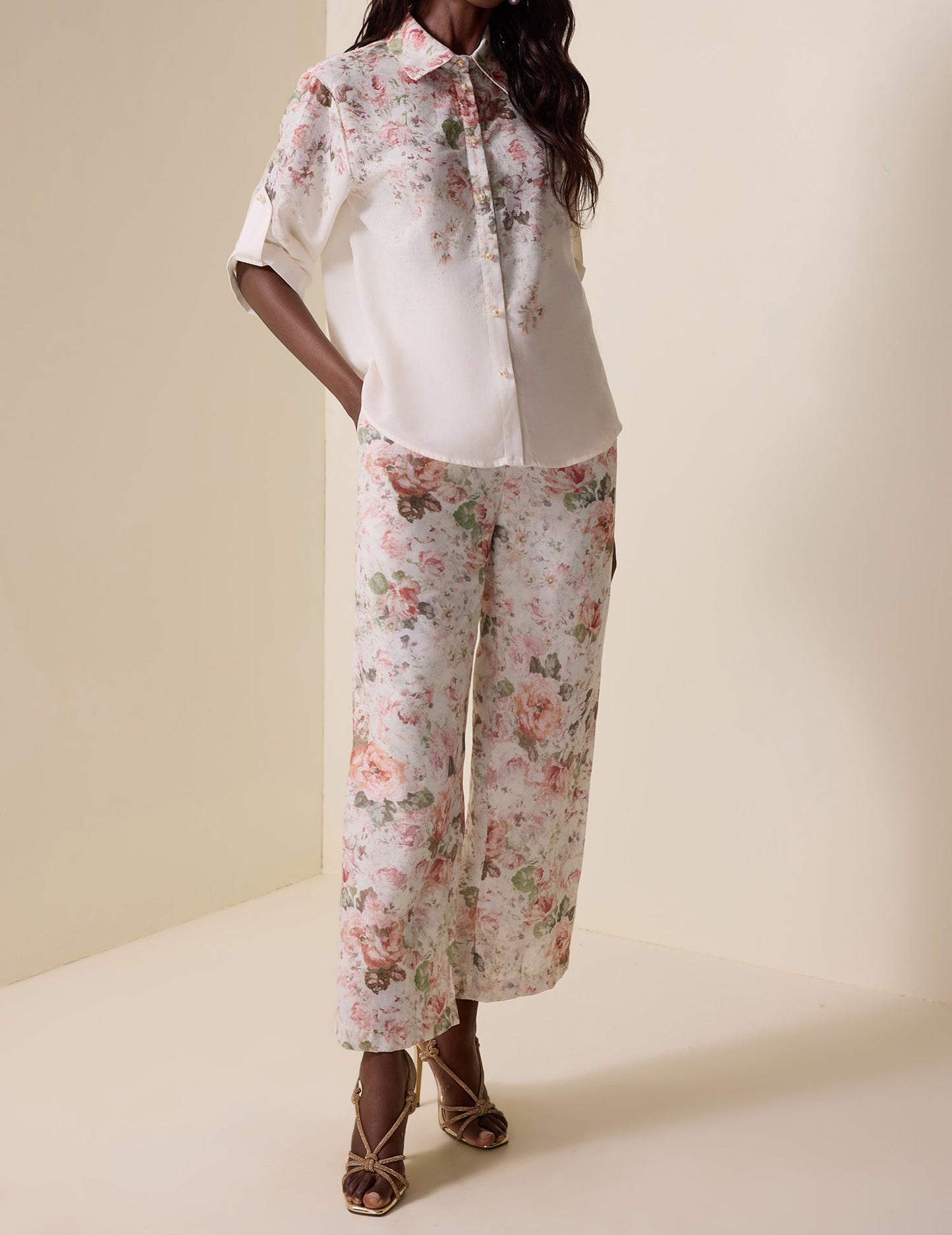 Ensemble haut à col fleuri et pantalon taille haute