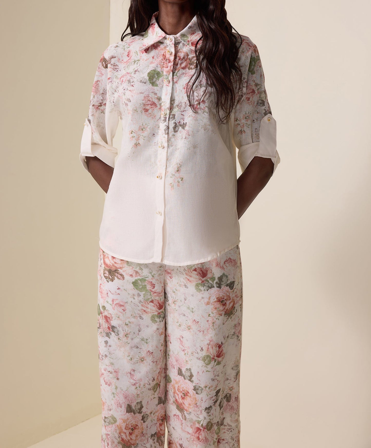 Ensemble haut à col fleuri et pantalon taille haute