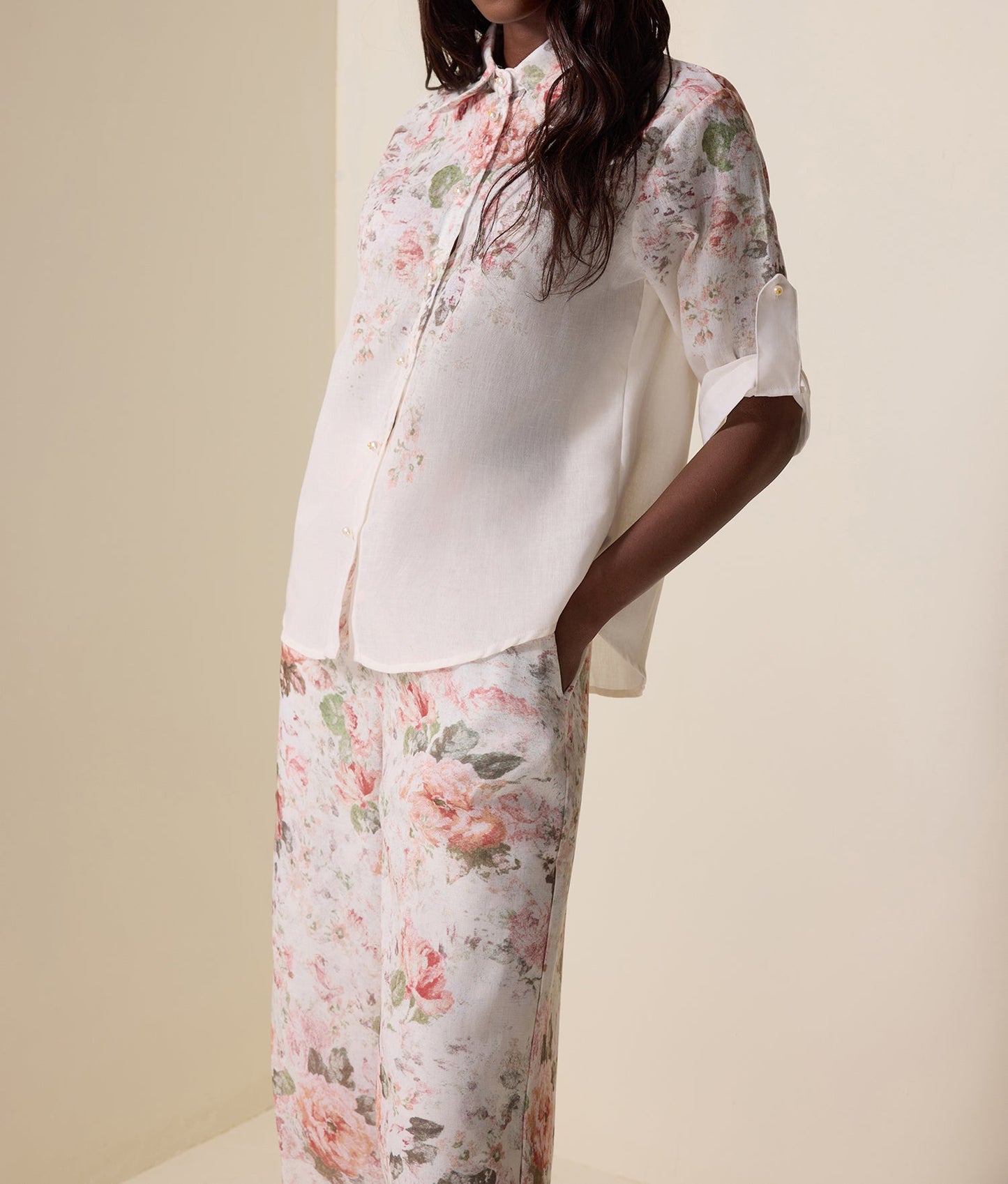 Ensemble haut à col fleuri et pantalon taille haute