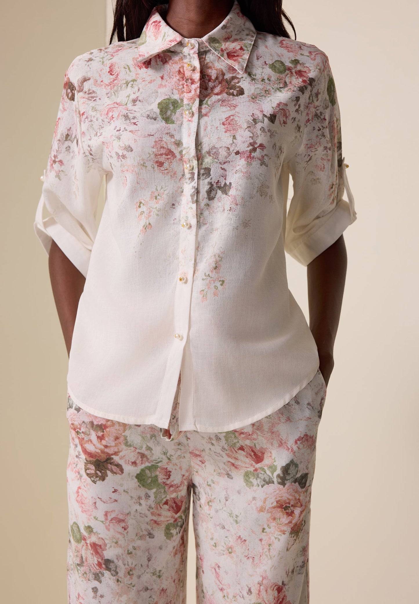 Ensemble haut à col fleuri et pantalon taille haute