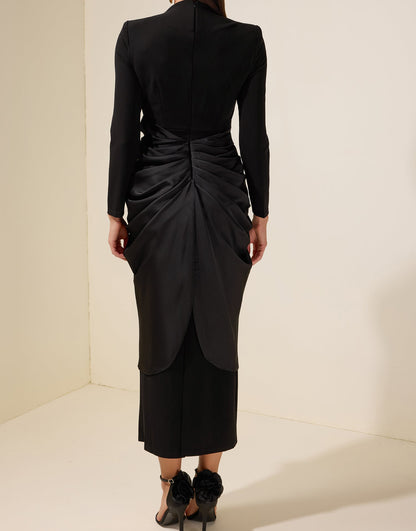 Robe mi-longue décorations métalliques en satin