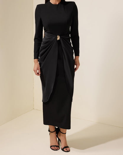 Robe mi-longue décorations métalliques en satin