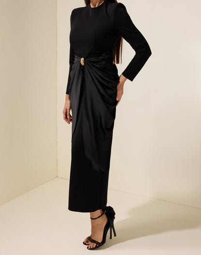 Robe mi-longue décorations métalliques en satin