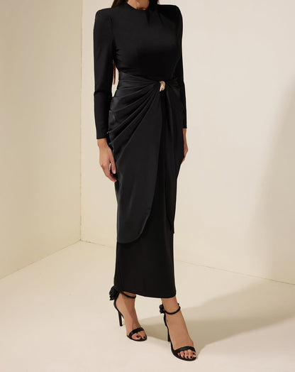 Robe mi-longue décorations métalliques en satin