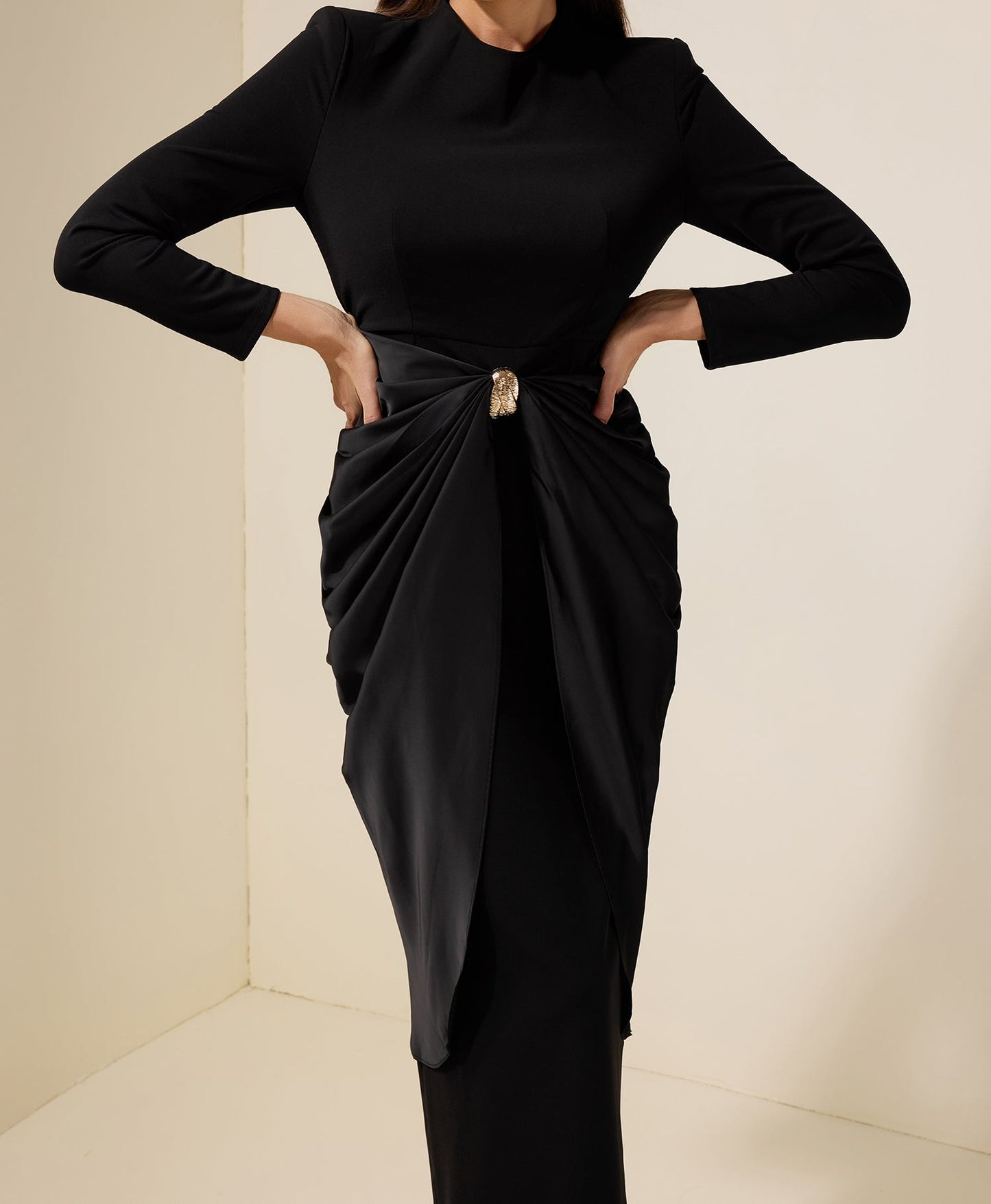 Robe mi-longue décorations métalliques en satin