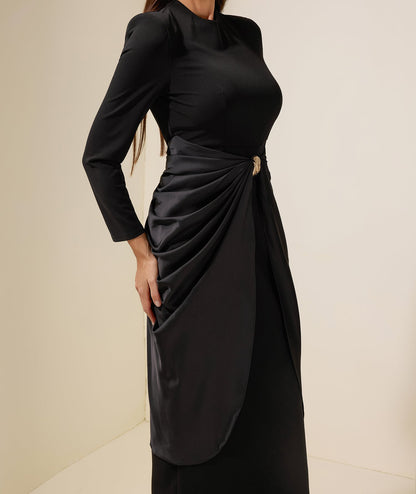 Robe mi-longue décorations métalliques en satin