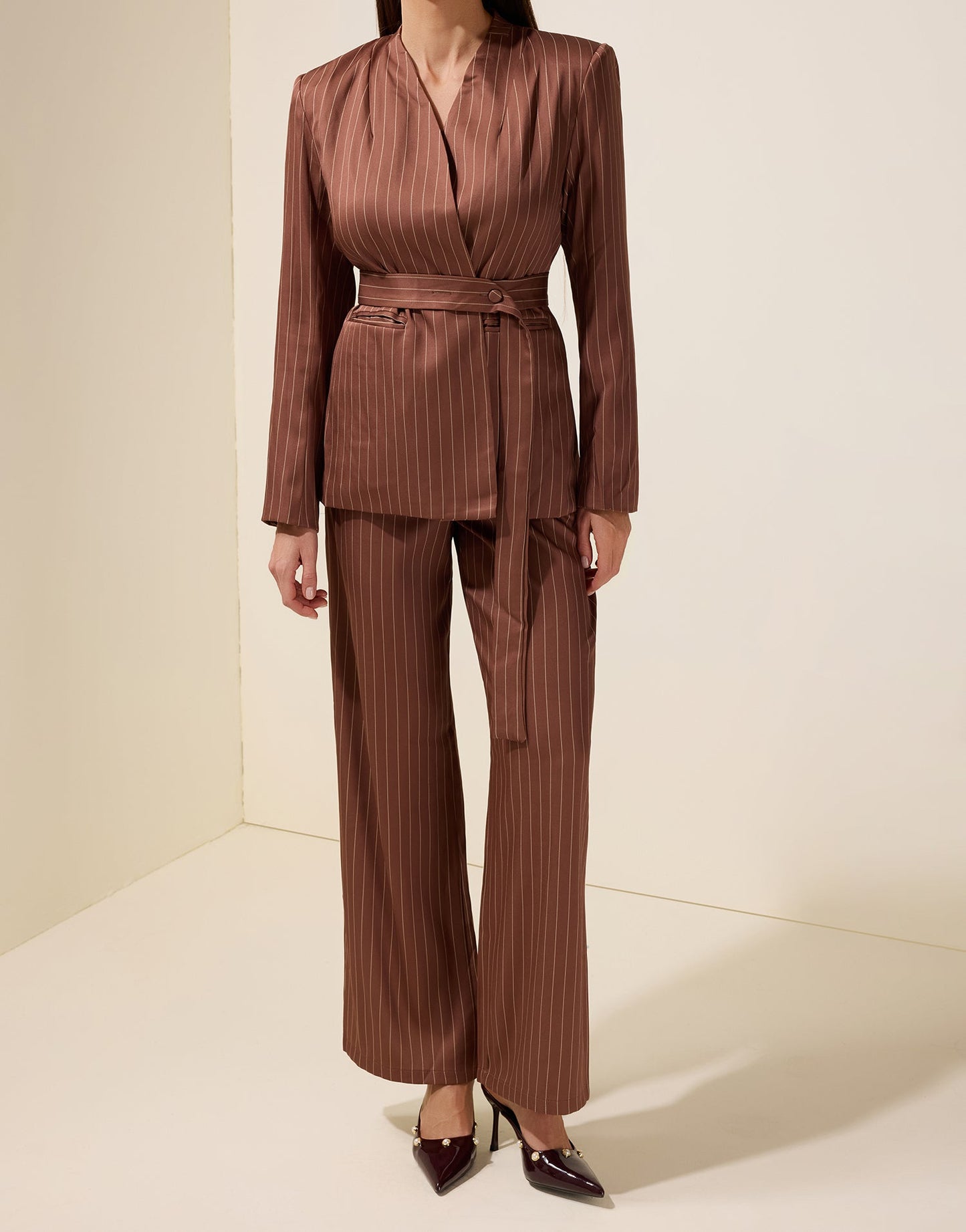 Ensemble blazer rayé et pantalon avec ceinture