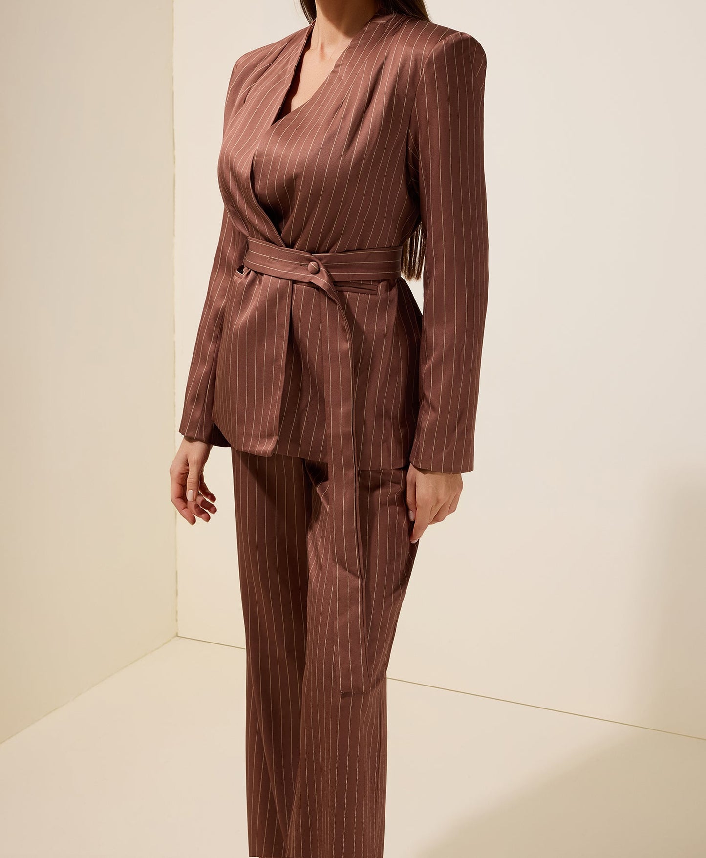 Ensemble blazer rayé et pantalon avec ceinture