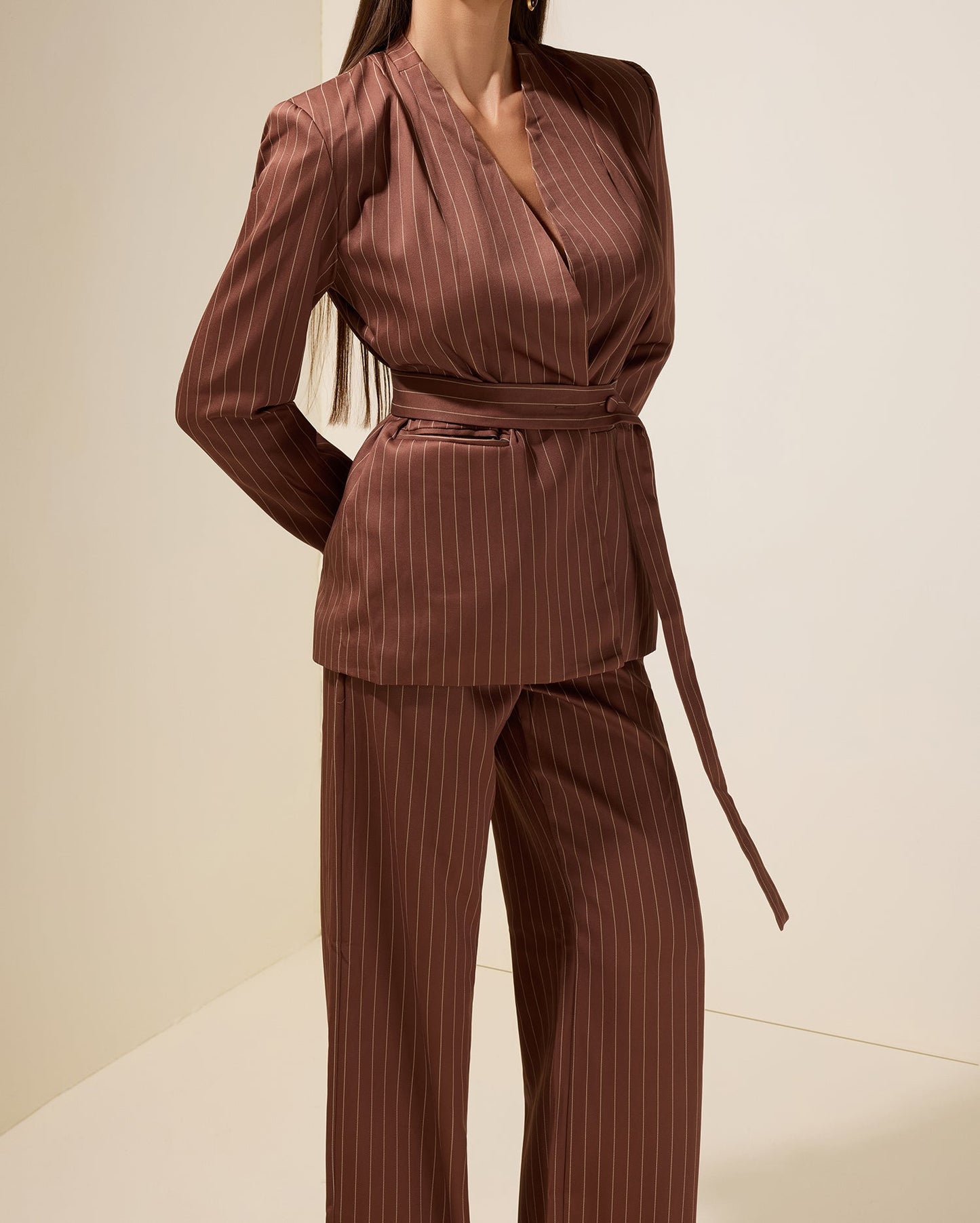 Ensemble blazer rayé et pantalon avec ceinture