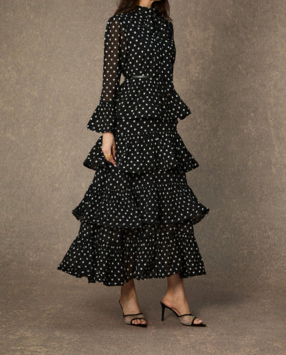 Robe longue à volants à pois noirs