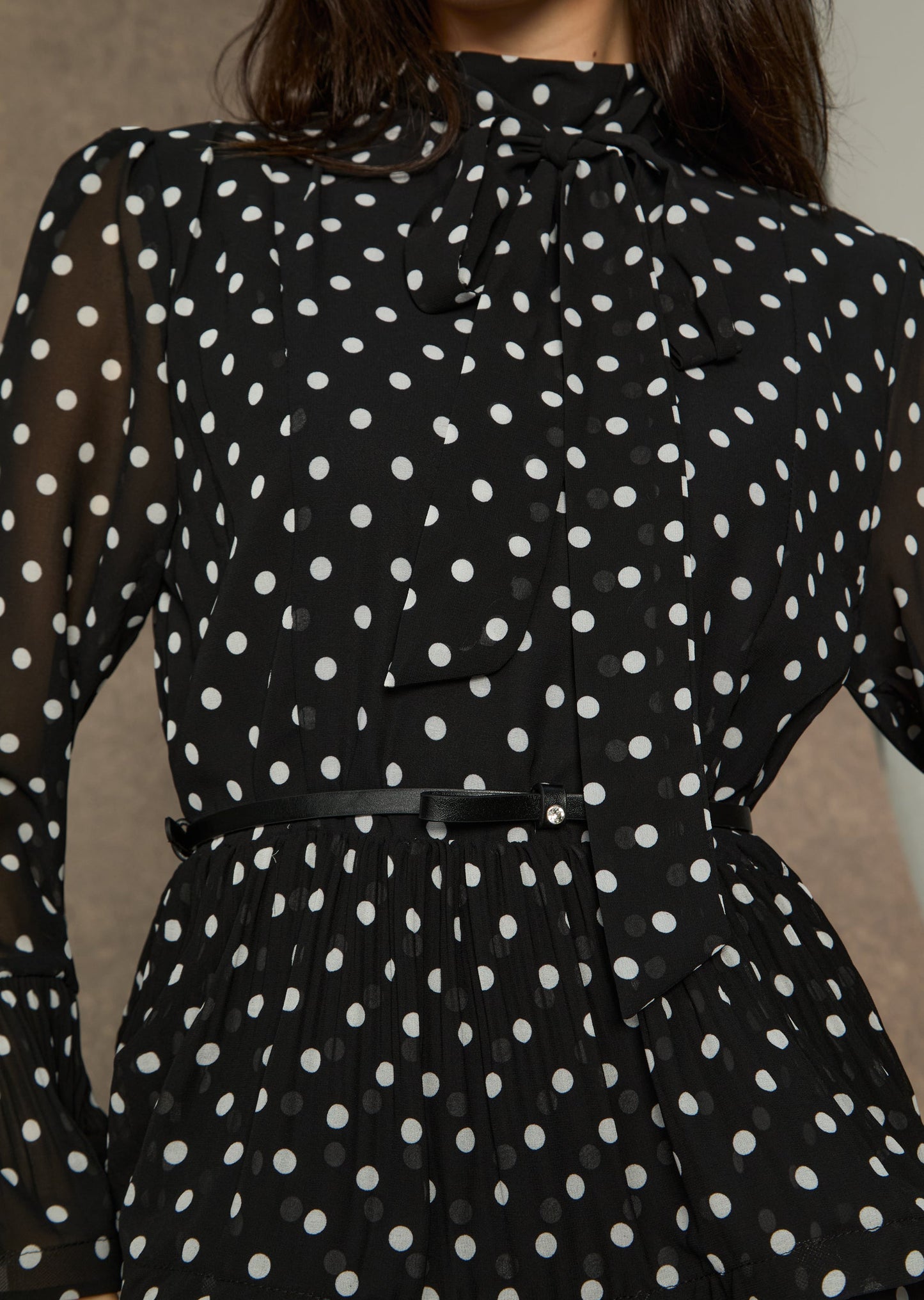 Robe longue à volants à pois noirs