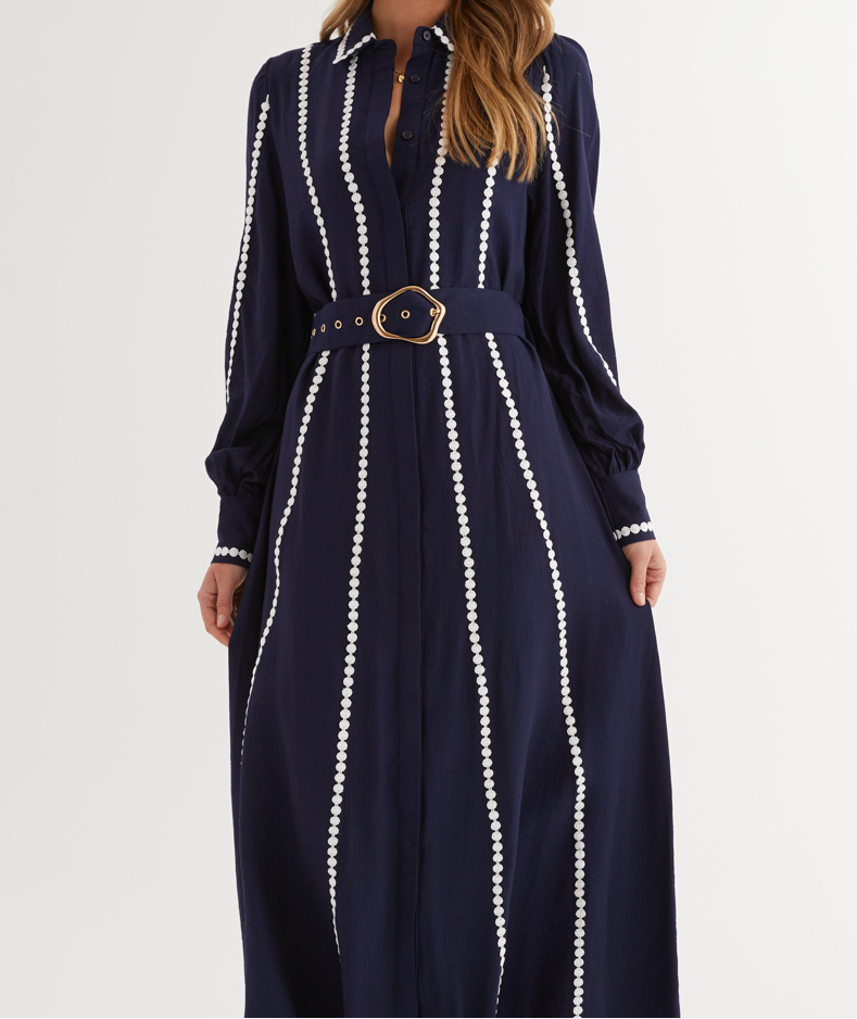 Robe mi-longue à col chemise avec ceinture