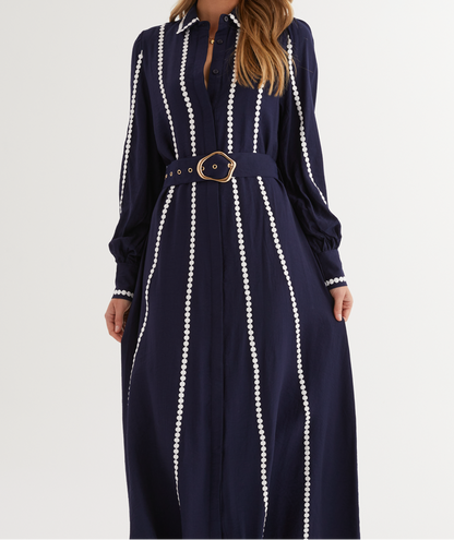 Robe mi-longue à col chemise avec ceinture