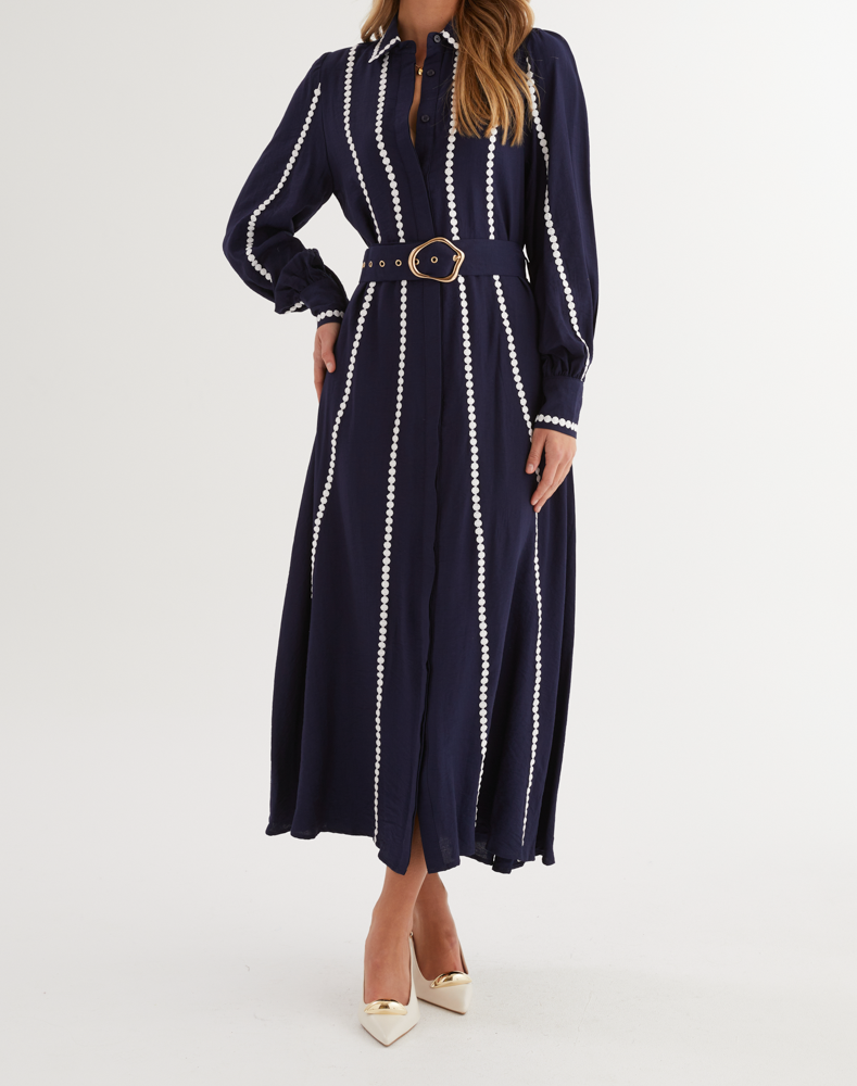 Robe mi-longue à col chemise avec ceinture