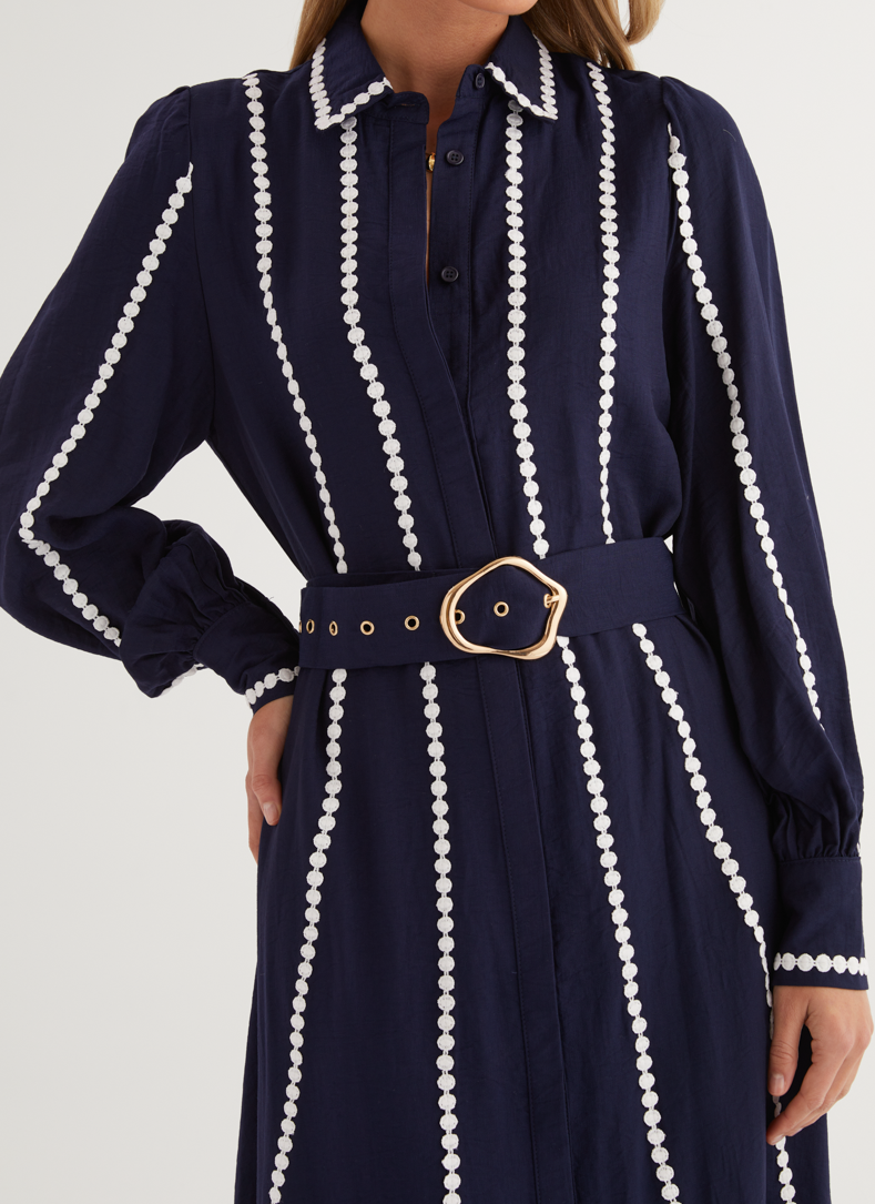 Robe mi-longue à col chemise avec ceinture