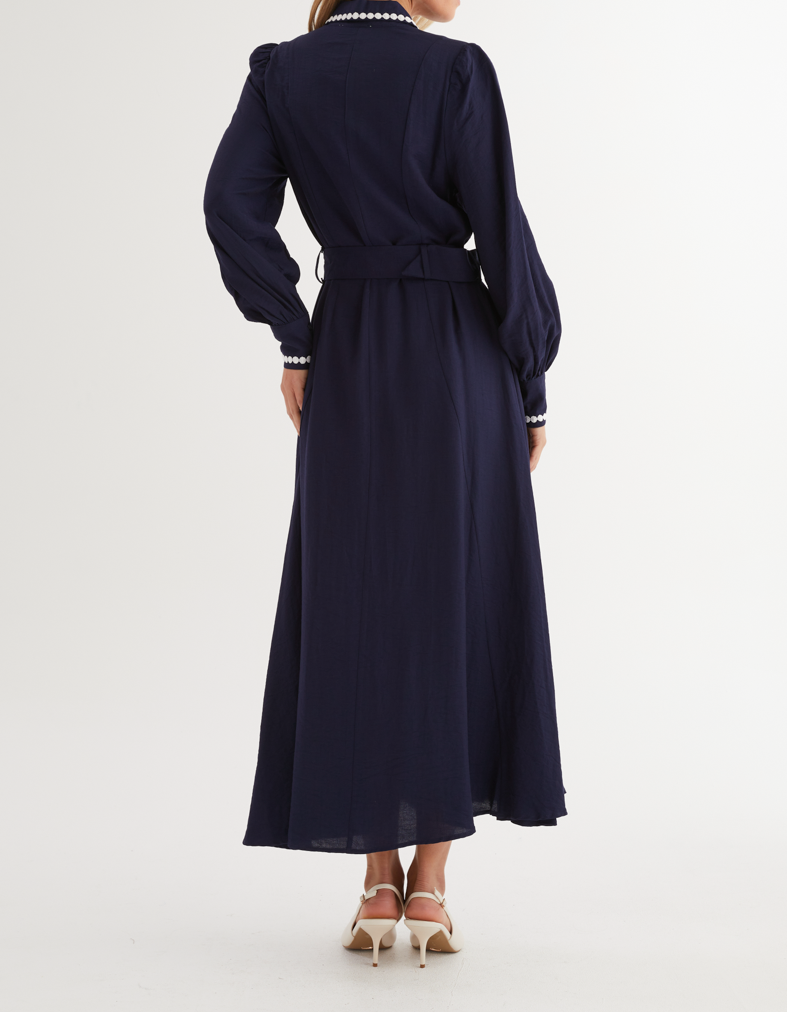 Robe mi-longue à col chemise avec ceinture