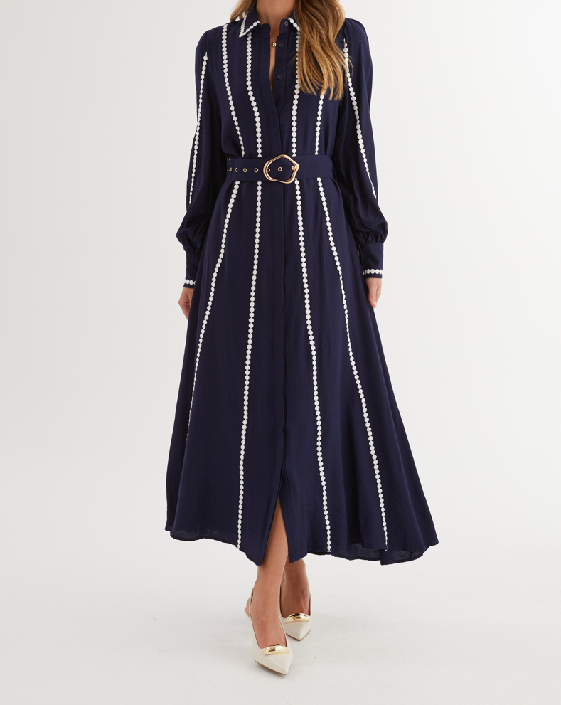 Robe mi-longue à col chemise avec ceinture