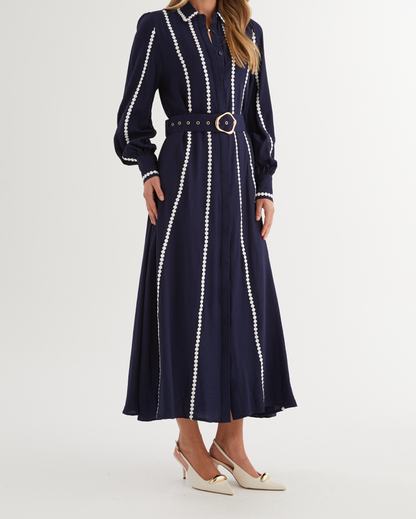 Robe mi-longue à col chemise avec ceinture