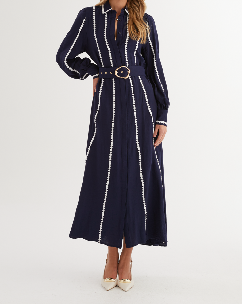 Robe mi-longue à col chemise avec ceinture