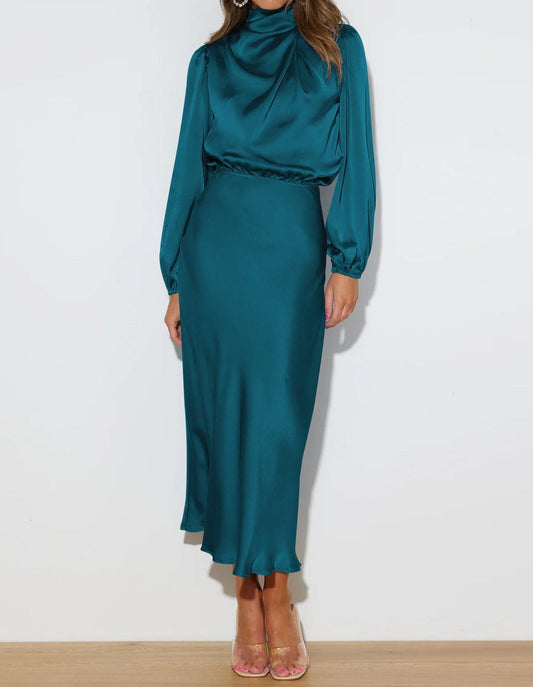 Robe midi satinée à col montant