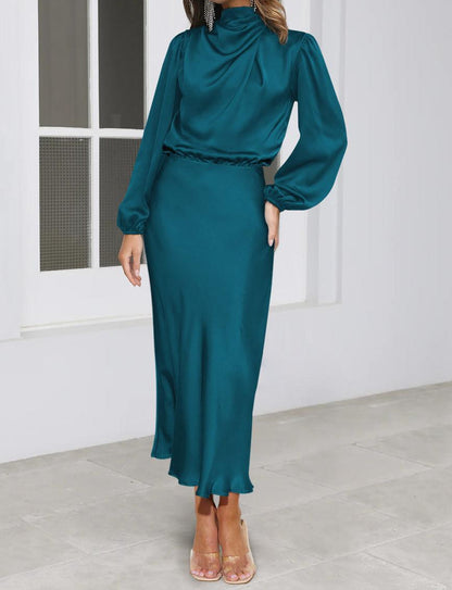 Robe midi satinée à col montant