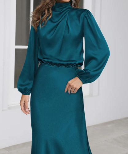 Robe midi satinée à col montant