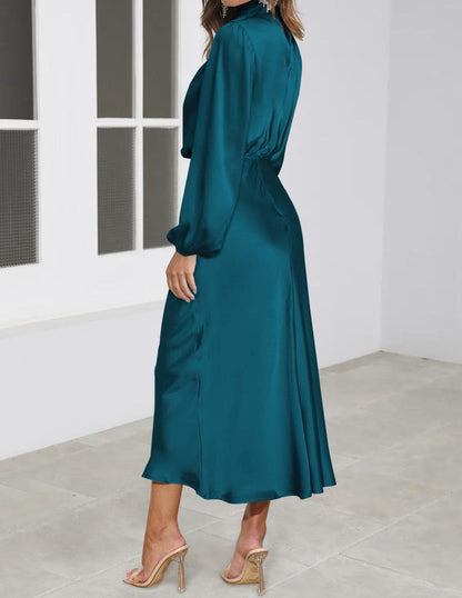 Robe midi satinée à col montant