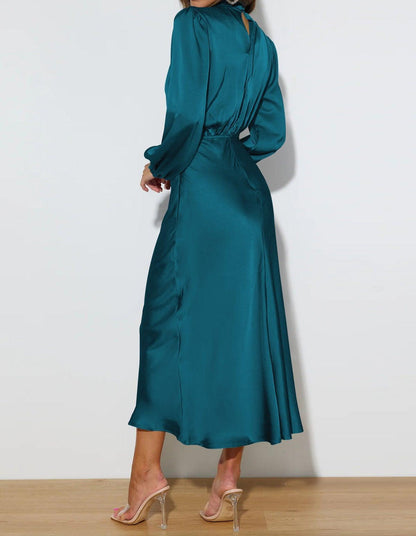 Robe midi satinée à col montant