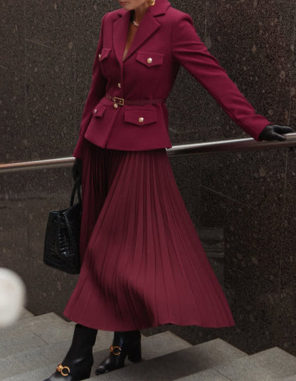 Ensemble blazer ceinturé et jupe plissée