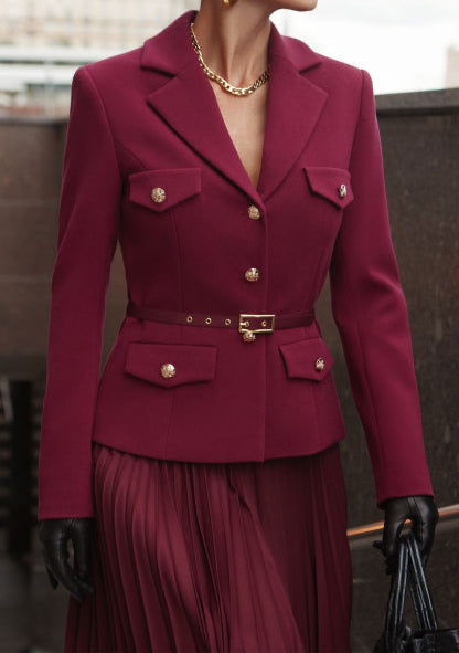 Ensemble blazer ceinturé et jupe plissée