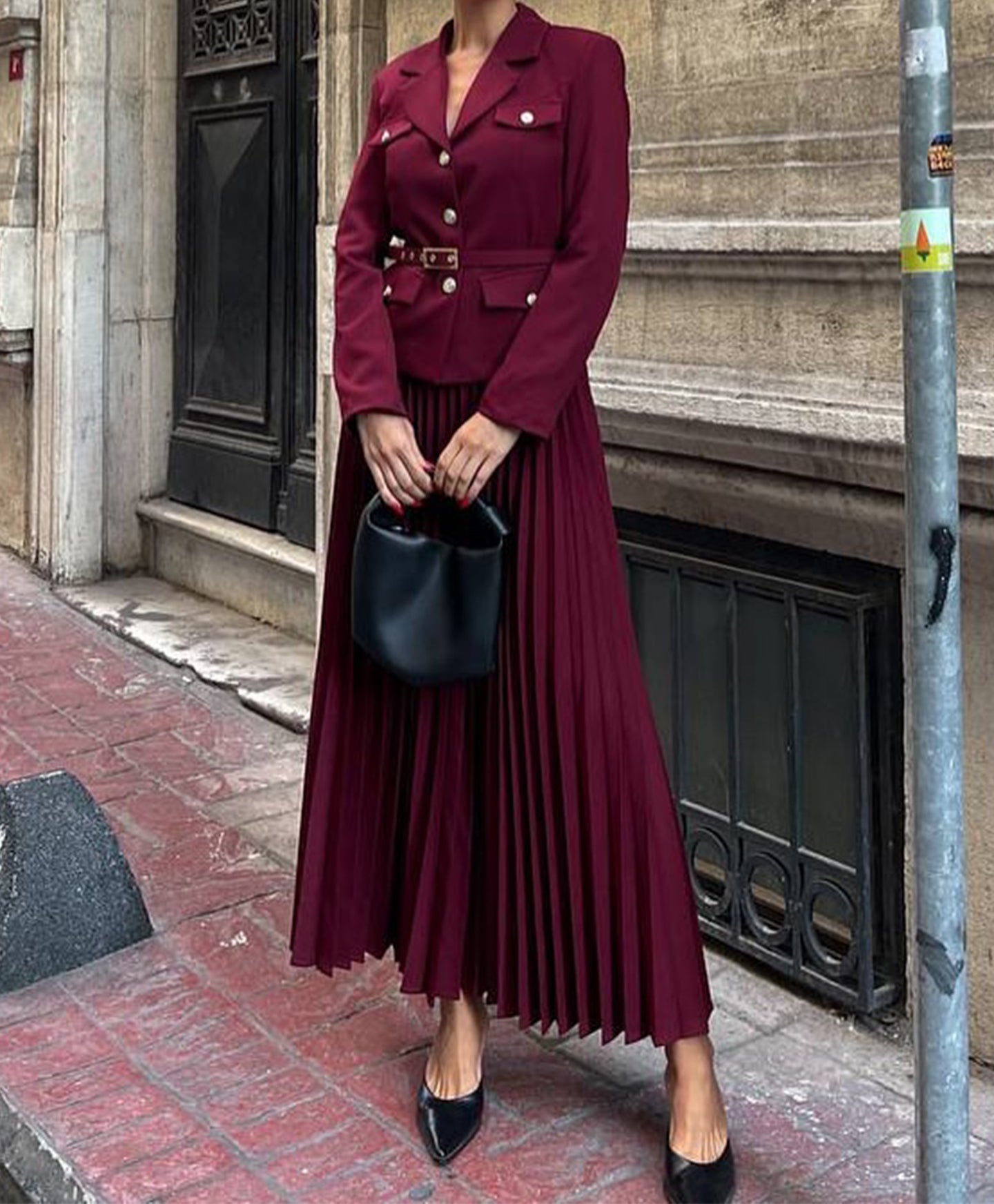 Ensemble blazer ceinturé et jupe plissée