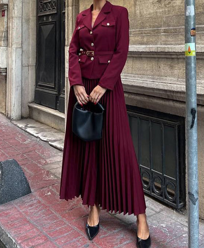 Ensemble blazer ceinturé et jupe plissée