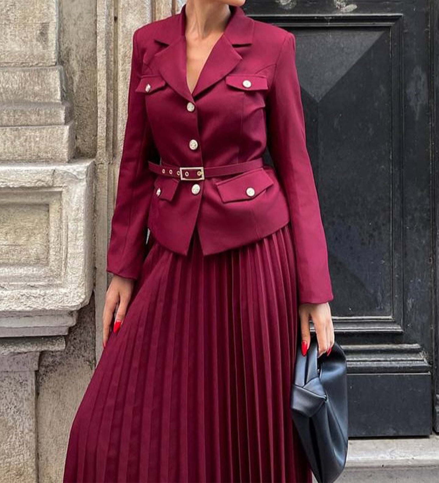 Ensemble blazer ceinturé et jupe plissée