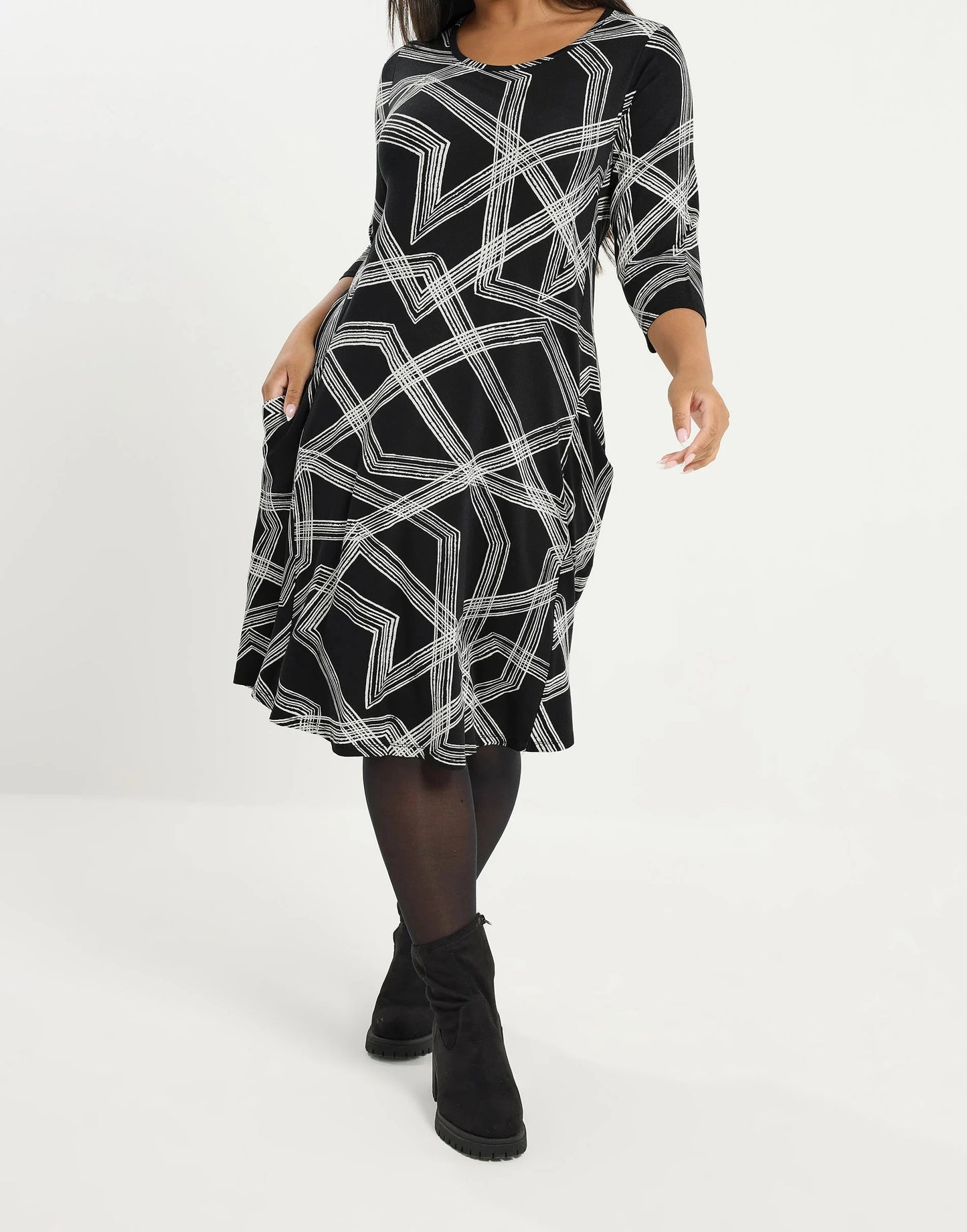 Robe longue noire à poches imprimé abstrait